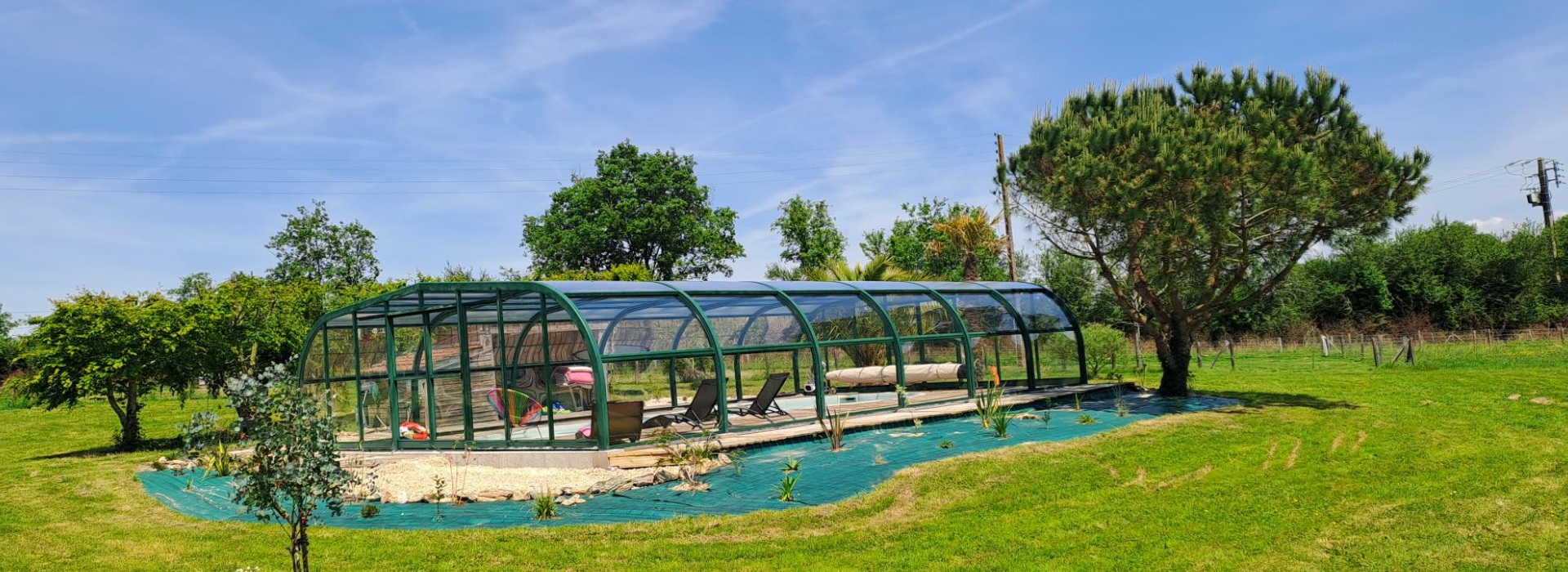 Au bord de la piscine couverte chauffée